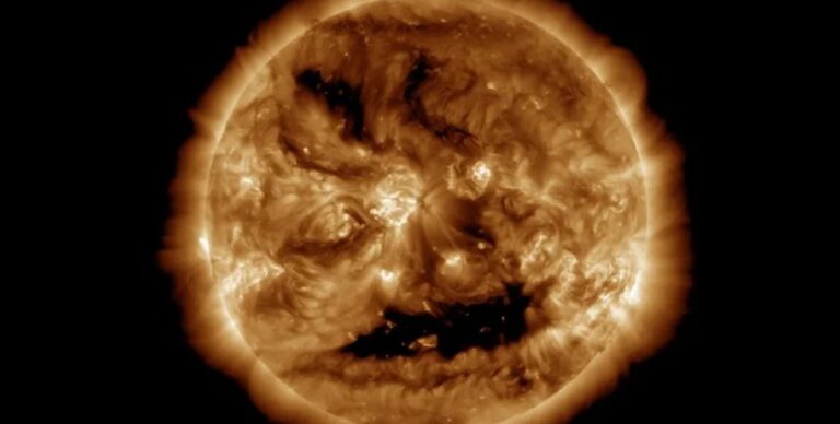 На Солнце появилась жуткая улыбка: из гигантского «рта» вырвалась геомагнитная буря (фото)»>