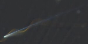 Прилетела впервые за 1350 лет: хвост яркой кометы окутал светящийся след метеора (фото)»>