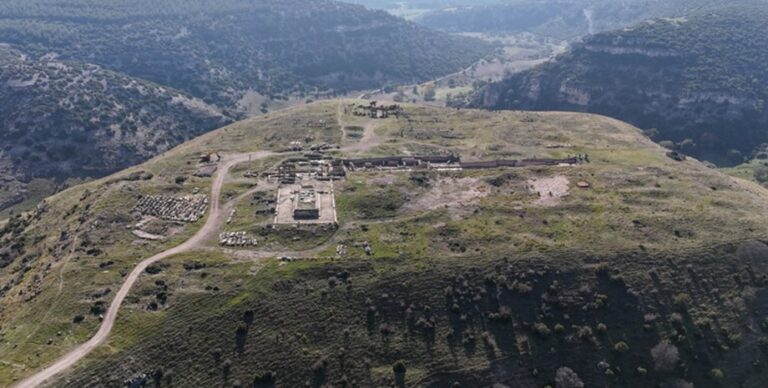 Археологи нашли 2000-летний римский стадион над самым глубоким каньоном Анатолии: что изменило это открытие (фото)»>