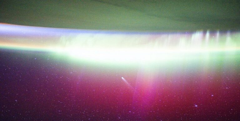 Астронавты МКС увидели, как комету «поглощает» полярное сияние (фото)»>