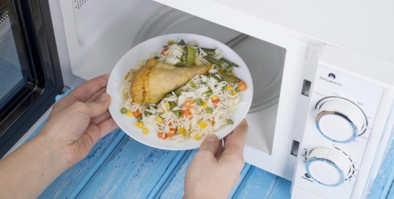 Что микроволновка делает с едой на самом деле: ученые дали объяснение»>