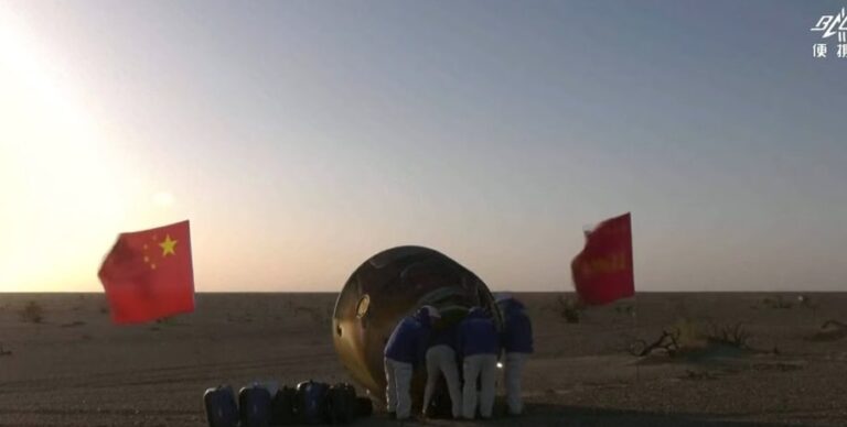 Едва выбрались из космоса: китайские астронавты после аварии вернулись на Землю (видео)»>