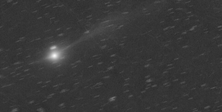 Межзвездный объект 3I/ATLAS проявляет неожиданную активность: растет огромный хвост (фото)»>