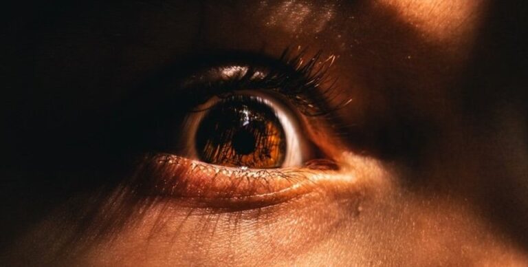 Почему дергается глаз и как с этим бороться: ученые назвали основные причины»>