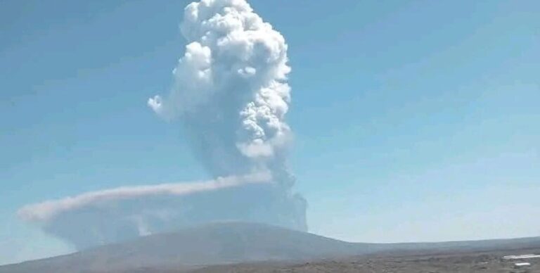 Самый безобидный вулкан в мире неожиданно извергся: тысячи лет считался неактивным (видео)»>