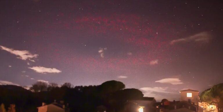 В небе над Альпами появился «эльф»: что это за странное красное кольцо (фото)»>