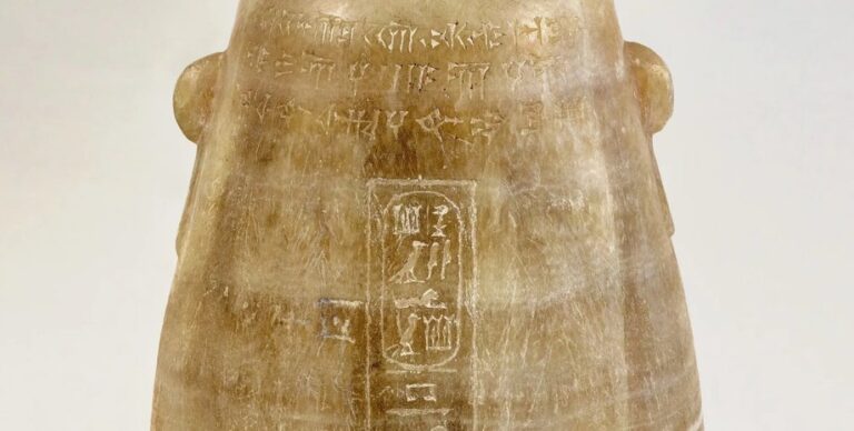 Вся элита Древнего Египта страдала от одной зависимости: что нашли в алебастровых вазах»>