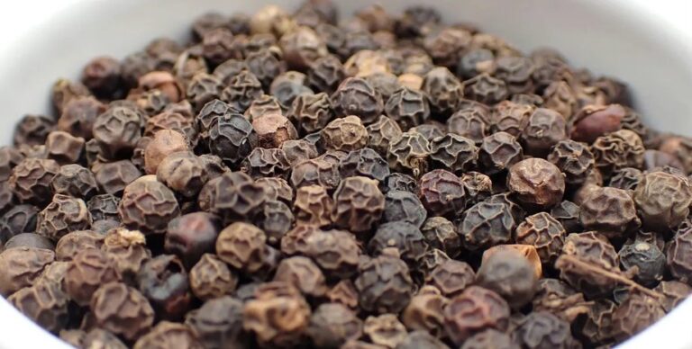 Большинство людей в мире не знают, из чего делают душистый перец: кстати, это фрукт (фото)»>