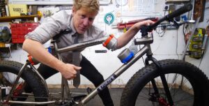 Бывший сантехник создал велосипед на магнитах: что получилось (видео)»>