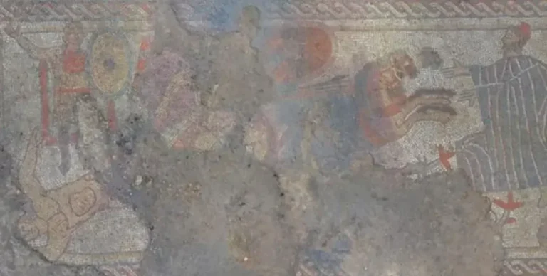 Изображает Троянскую войну под другим углом: археологи нашли необычную мозаику в Великобритании (фото)»>