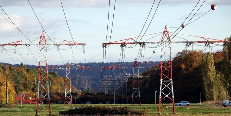 Кто развешивает пули на линиях электропередач: это не пранк, а важная вещь»>
