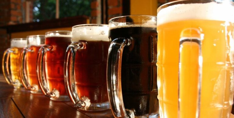 Почему пена на пиве белая, в отличие от самого напитка: исследователи объяснили феномен»>