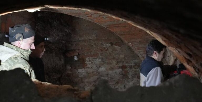 В Ивано-Франковске нашли древние подземелья: вход прятался в центре города (фото)»>