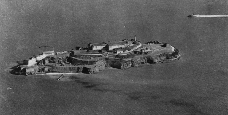 Величайший побег из тюрьмы в истории: какой изъян позволил узникам покинуть Алькатрас (фото)»>