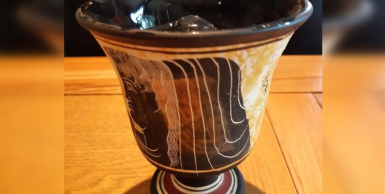 Чаша Пифагора нужна каждому: зачем древнегреческий математик изобрел Кубок жадности (фото)»>