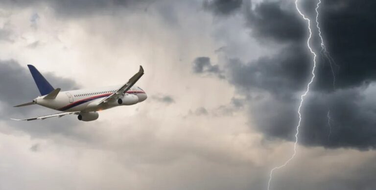 Как пилоты самолетов избегают грозу: что происходит, когда в самолет бьет молния (видео)»>