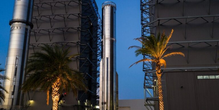 Компания Илона Маска показала ракету для полетов на Марс: ее готовят к запуску (фото)»>