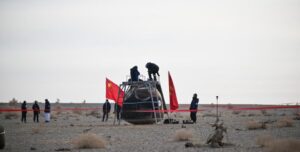 Поврежденный космический корабль Китая вернулся на Землю без экипажа: только скафандр  (видео)»>