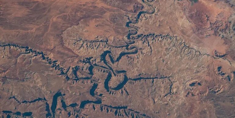 Одна из самых странных рек в мире: почему река Грин-Ривер течет «вверх по склону», а не наоборот»>