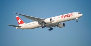 Почему иллюминаторы самолета имеют отверстие: это не случайная деталь»>