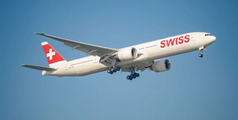 Почему иллюминаторы самолета имеют отверстие: это не случайная деталь»>