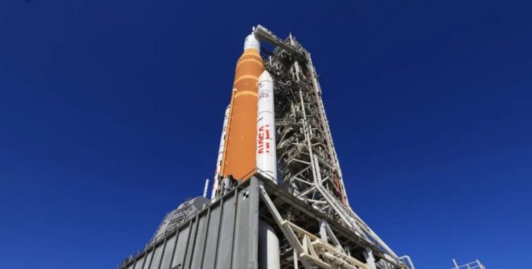 У ракеты NASA «Артемида-2» новая проблема: полет астронавтов к Луне под угрозой (видео)»>