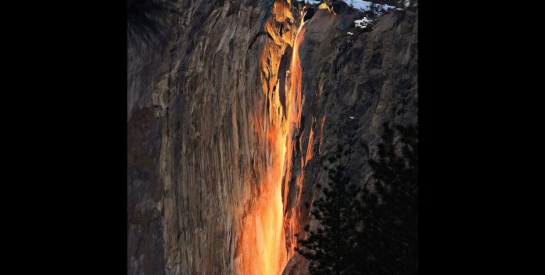 Уникальное зрелище: один из самых необычных водопадов в мире стал золотым»>