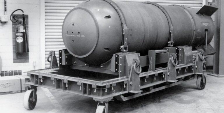 Американский самолет вынужденно сбросил ядерную бомбу у берегов США: ее не могут найти»>