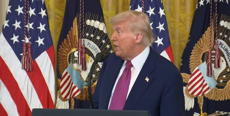 «Дональд Трамп путешествует во времени»: новая теория всколыхнула интернет (фото)»>