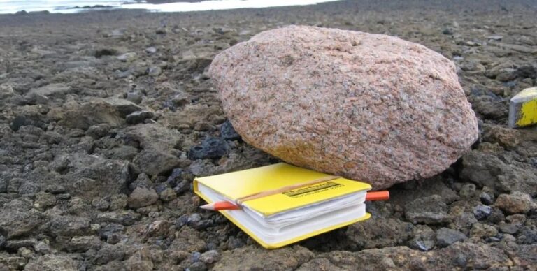 На вершинах гор в Антарктиде найдены загадочные розовые камни: их тайна наконец разгадана»>