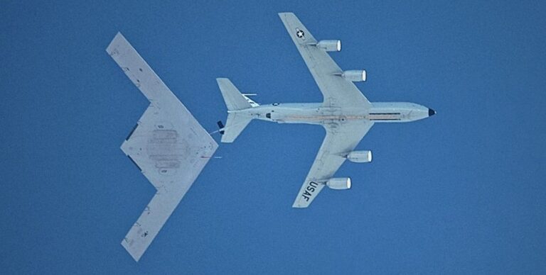 В США впервые сфотографировали новый самолет-невидимку B-21 во время заправки в воздухе (фото)»>