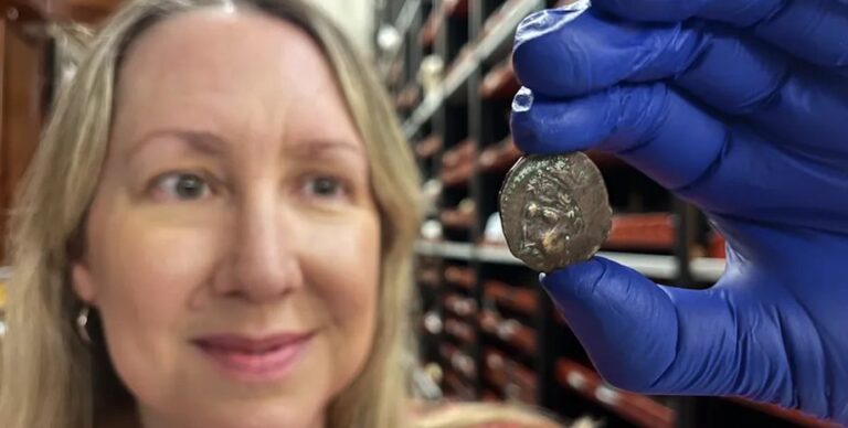 Возрастом 2000 лет: древнюю монету неожиданно использовали для оплаты проезда в Англии (фото)»>