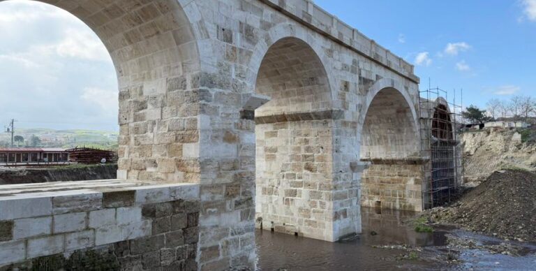 Возвращение из забвения: древний мост времен римлян восстановили в Ладиокее (фото)»>