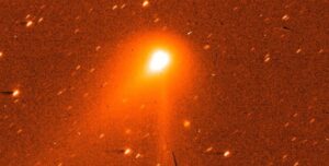 Межзвездный объект 3I/ATLAS выбрасывает в космос 2 тонны воды в секунду: новые снимки (фото)»>