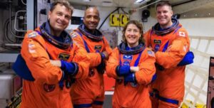 У астронавтов миссии «Артемида-2» оранжевые скафандры: на Луне были белые, почему (фото)»>