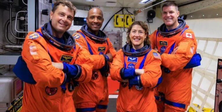 У астронавтов миссии «Артемида-2» оранжевые скафандры: на Луне были белые, почему (фото)»>