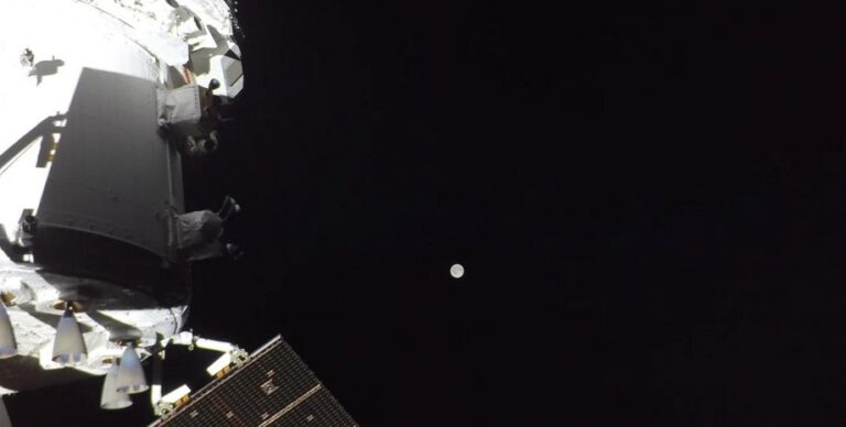 У миссии «Артемида-2» авария: возле Луны астронавты обнаружили на корабле ужасный запах (фото)»>