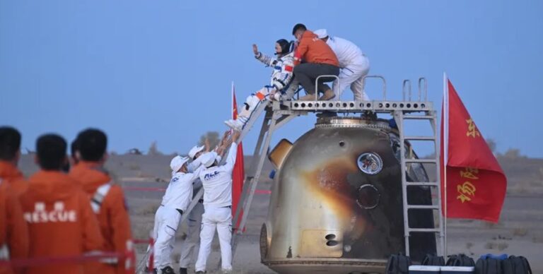 Застряли в космосе: китайские астронавты вернулись на Землю после рекордной миссии (видео)»>