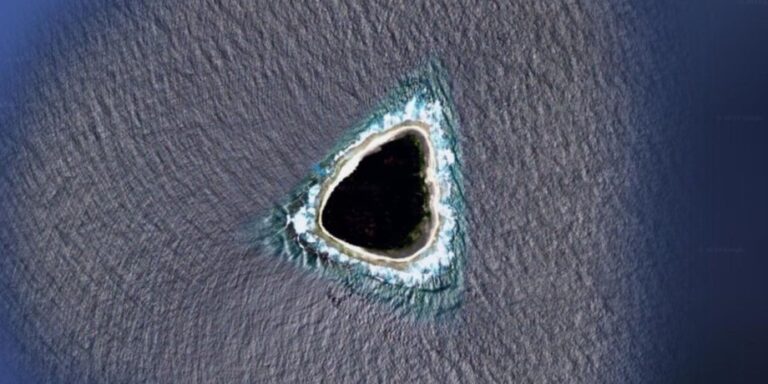 Черная дыра в океане и остров-призрак: самые странные находки на картах Google Earth (фото)»>