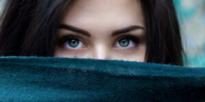 Самые необычные глаза в мире — у людей: белый цвет помогает нам лучше общаться»>