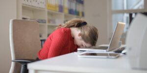«Секундочку вздремну». Как микросон помогает организму снять стресс и чем он может быть опасен»>