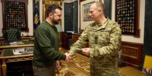 Уступка улице или контроль над ВСУ: чем обернется решение Зеленского по Сырскому»>