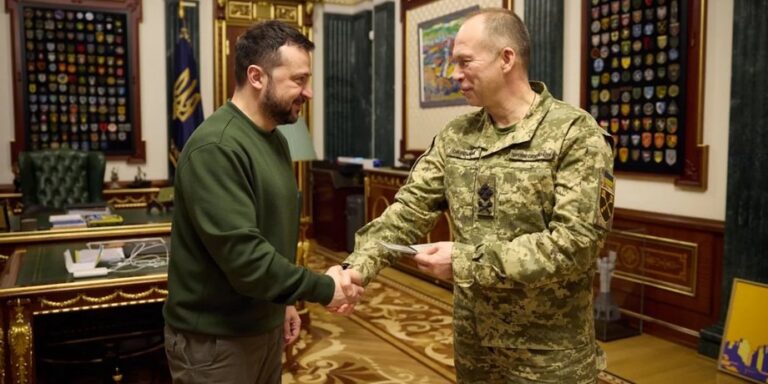 Уступка улице или контроль над ВСУ: чем обернется решение Зеленского по Сырскому»>