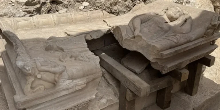 Захоронение принадлежало аристократам: старинный саркофаг нашли в Турции (фото)»>
