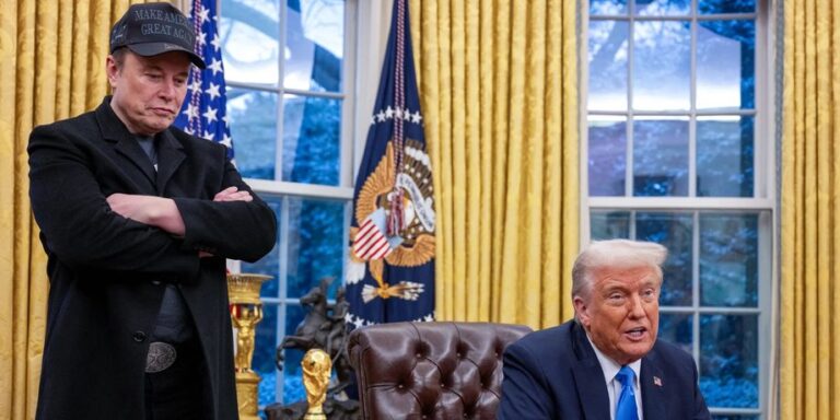 Маск и Трамп вновь помирились после громкого скандала: СМИ пишут о «цене вопроса» в $100 млн»>