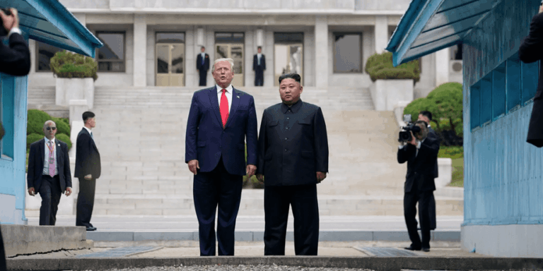 Трамп сократил военные учения с Южной Кореей, объяснив это «дружбой» с лидером КНДР»>