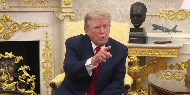 «Заткнитесь»: Трамп и Белый дом набросились на журналистку CNN (видео)»>