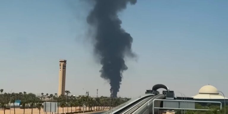 Йеменские хуситы ударили по гражданскому аэропорту в Эр-Рияде (видео)»>
