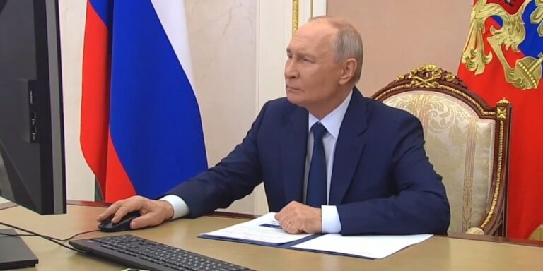 Неактивированная Windows и контрабандный Dell: Путин «проголосовал» на так называемых «выборах» (видео)»>