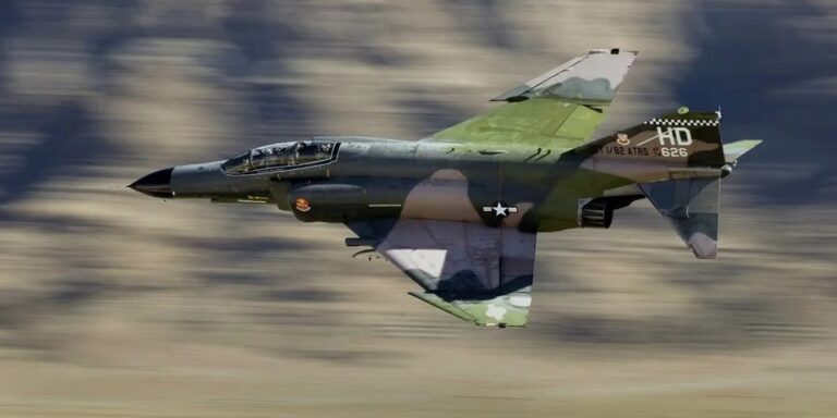 Столб дыма и огня во время авиашоу: в Греции разбился истребитель F-4 Phantom (видео)»>